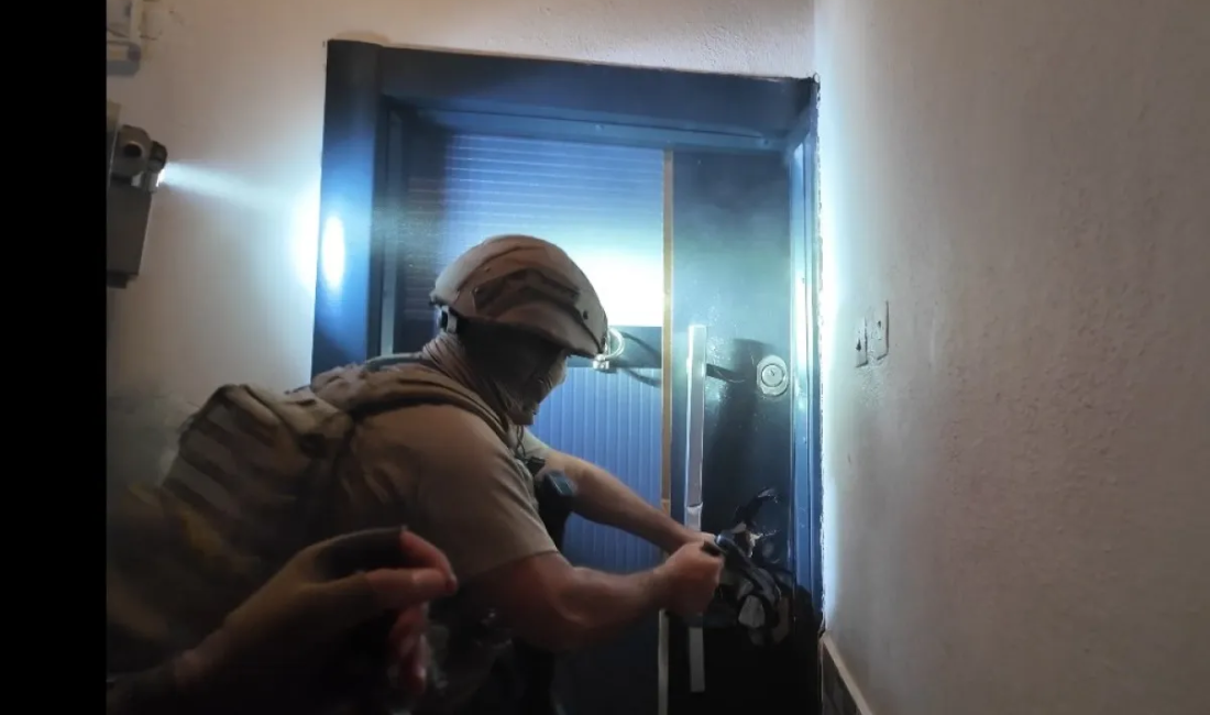 Mersin’de Dolandırıcılık Çetesi Çökertildi: Özel Harekat Destekli Operasyonda 18 Gözaltı! Mersin’de dolandırıcılık faaliyetleri yürüten bir suç örgütü, polis ekiplerinin teknik