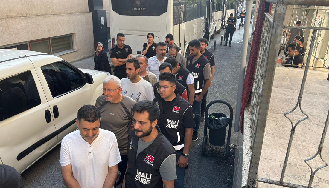İstanbul merkezli FETÖ operasyonunda yakalanan 51 zanlı adliyede Fetullahçı Terör Örgütü’nün (FETÖ) güncel yapılanmasına yönelik İstanbul merkezli 15