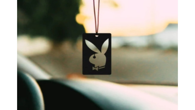 Bir dönemin dergilerinden inmeyen, sahil kenarlarında yürürken arkasında kız kıyameti