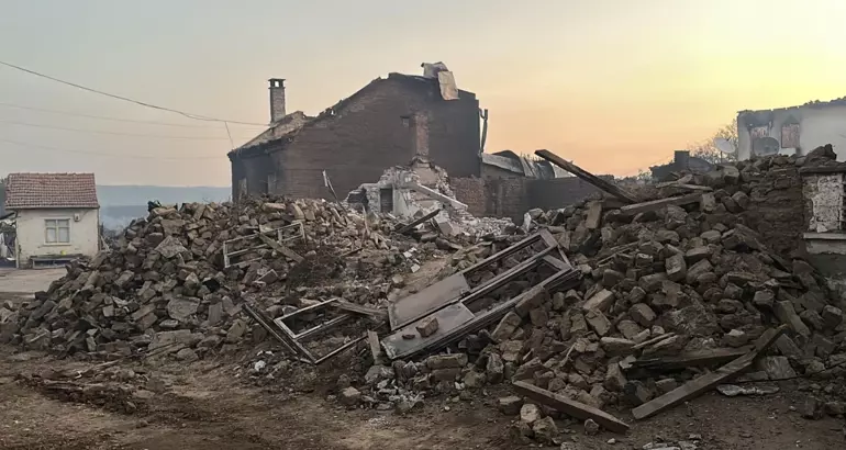 Çanakkale’de İki Orman Yangını Kontrol Altına Alındı – Bayramiç’te Yanan Evler Havadan Görüntülendi Çanakkale Sarıcaeli ve Bayramiç’teki orman yangınları büyük ölçüde kontrol altına