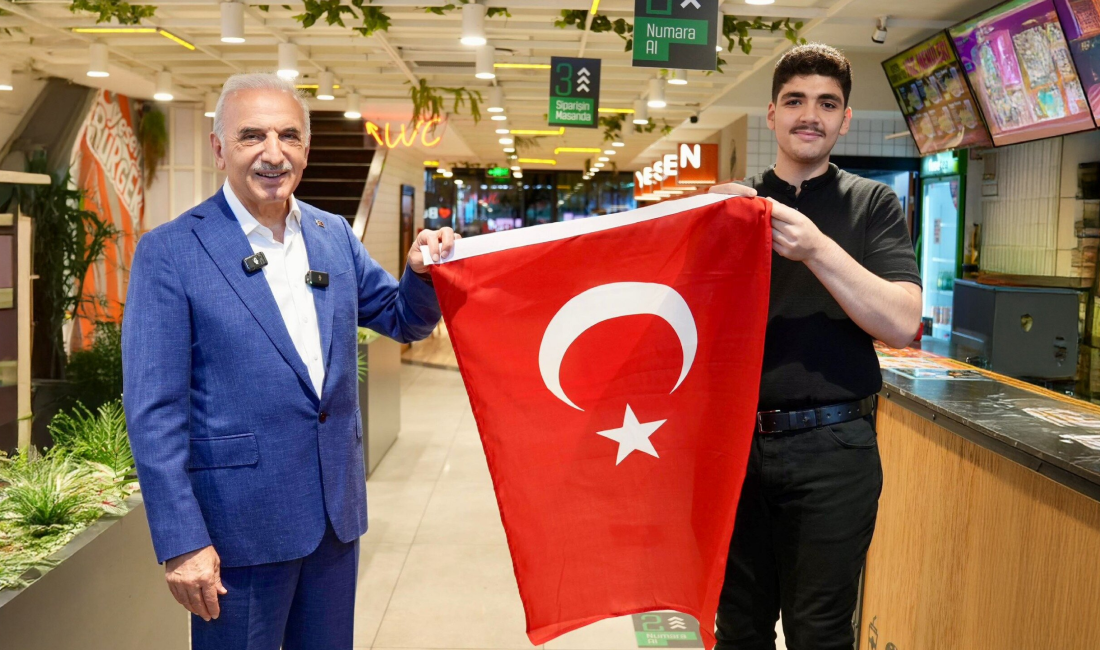 Ümraniye’de 40 Bin Türk Bayrağı Hanelere ve Esnafa Ulaştırılıyor Ümraniye Belediyesi, Cumhurbaşkanı Recep Tayyip Erdoğan’ın “Terörsüz Türkiye” çağrısına destek