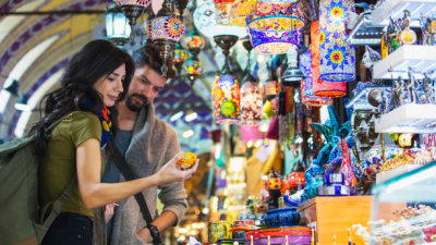 Turistlerden Türkiye’ye 1 Milyar Dolarlık “Hediye” Rekoru! Türkiye’ye gelen turistler, 2024’ün ilk 6 ayında hediyelik eşya alışverişine