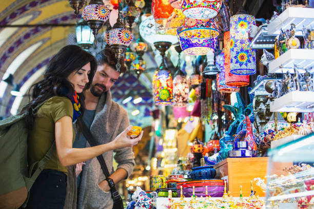 Turistlerden Türkiye’ye 1 Milyar Dolarlık “Hediye” Rekoru! Türkiye’ye gelen turistler, 2024’ün ilk 6 ayında hediyelik eşya alışverişine