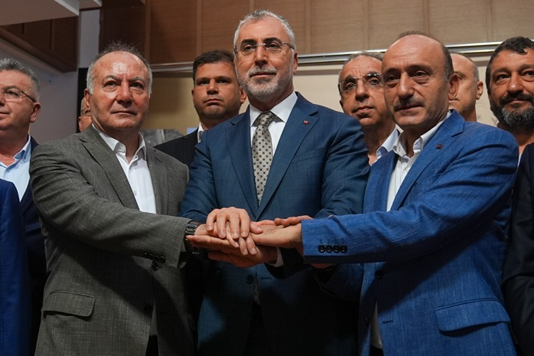 600 Bin Kamu İşçisine Zam Müjdesi: 2025-2026 Protokolü İmzalandı! Yaklaşık 600 bin kamu işçisini ilgilendiren 2025-2026 dönemi zam oranlarını